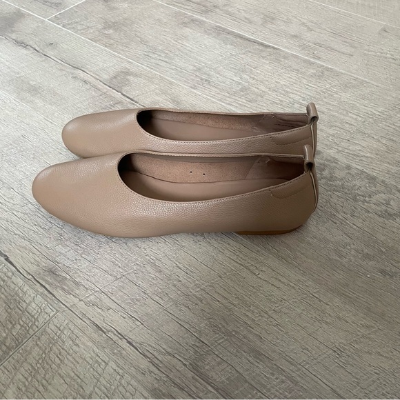 NWOT Everlane The Day Glove Leather Almond Toe Flats Tan 10.5 - Picture 3 of 5